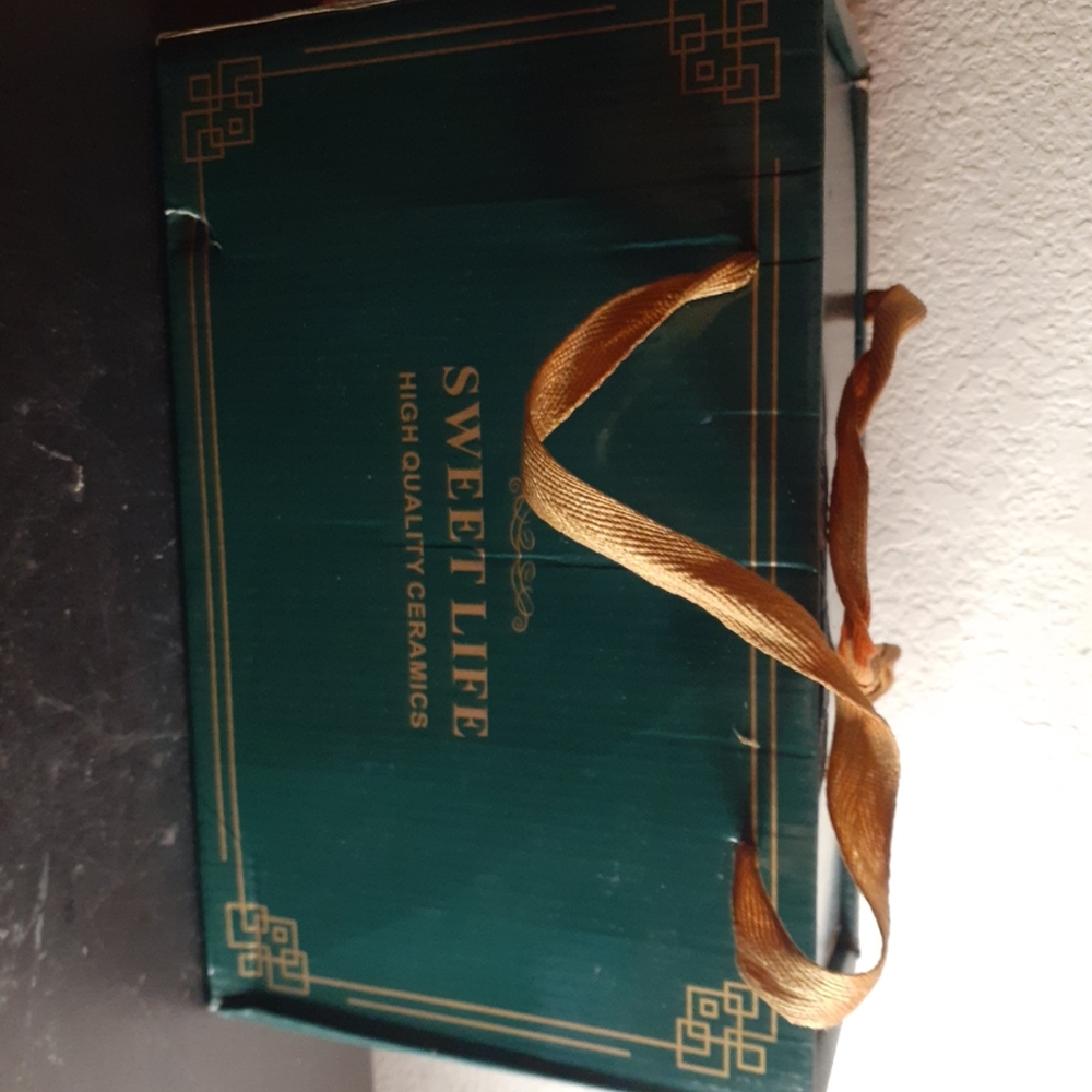 EXQUISITE NEW IN BOX Sweet Life Pair of Ceramic Coffee Mugs.